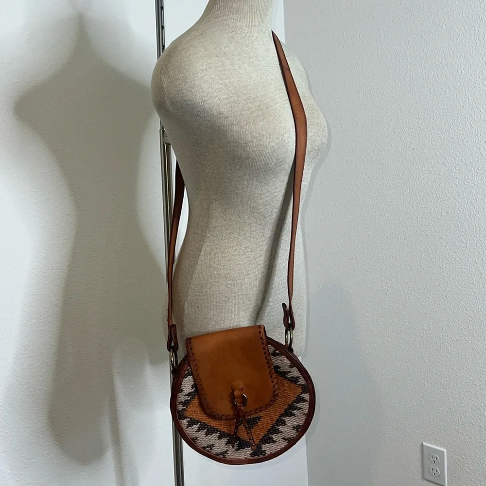 🔹 Free People Round Canteen Saddlebag - Picture 3 of 7